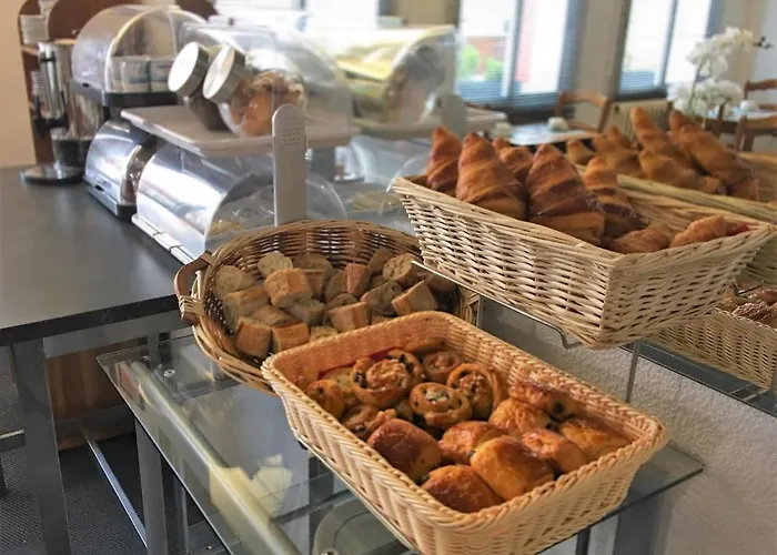 Le Pasteur Готель 2*